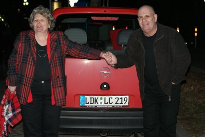 Dolores and Ken with the LC licence plate on the car of Dolores.