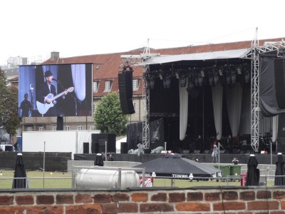 Leonard Cohen Rehearsing by himself. As my friend said ...&quot;He really must love playing music since he is doing these long rehearsings before every show&quot;
