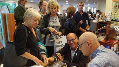 Ann and Eddy receive there signed copy of the book. In the Background Willy, HugoD and Gerda waiting.